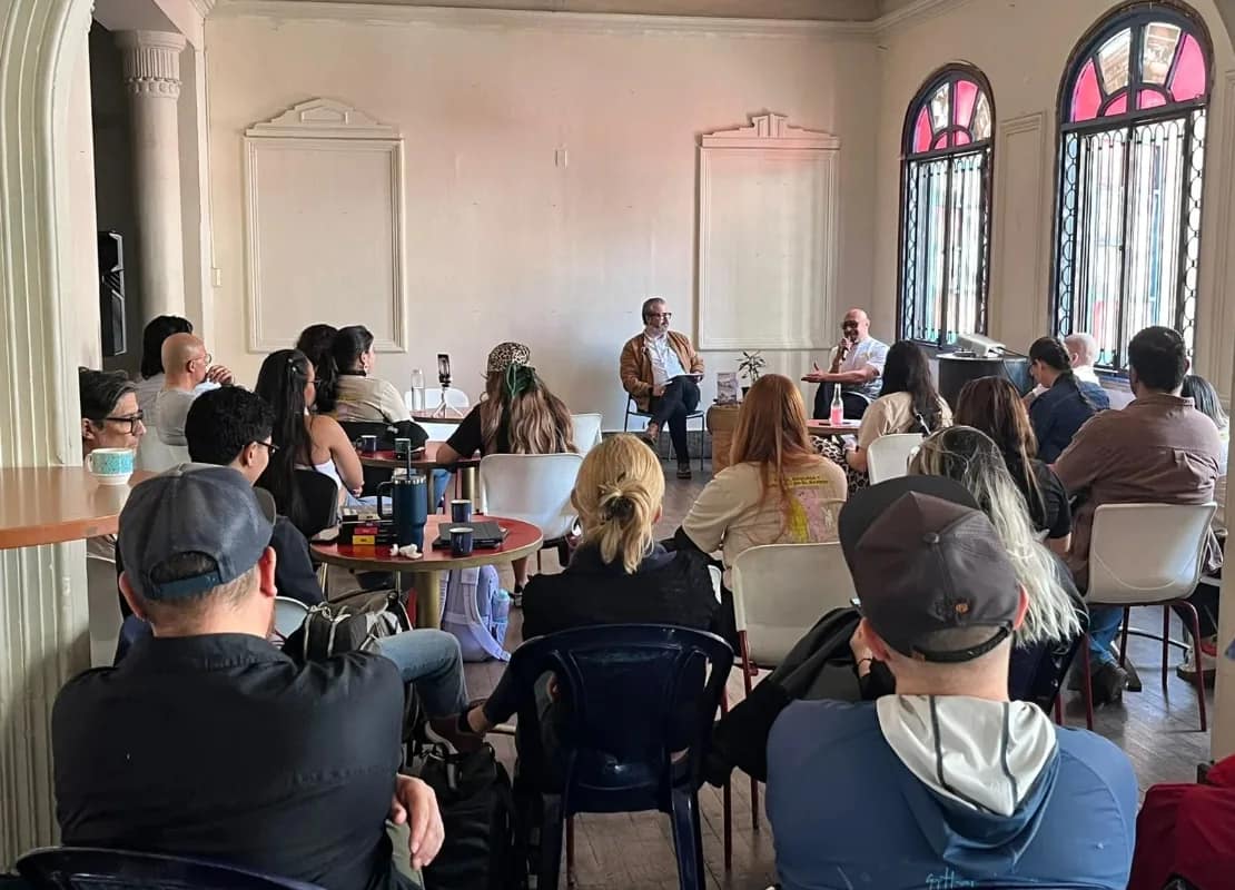 Encuentro Desayuno, café y barrio con el escritor Gilmer Mesa en La Casa Centro Cultural de Medellín, proyecto Habitar la memoria de la Facultad de Diseño de Uniremington
