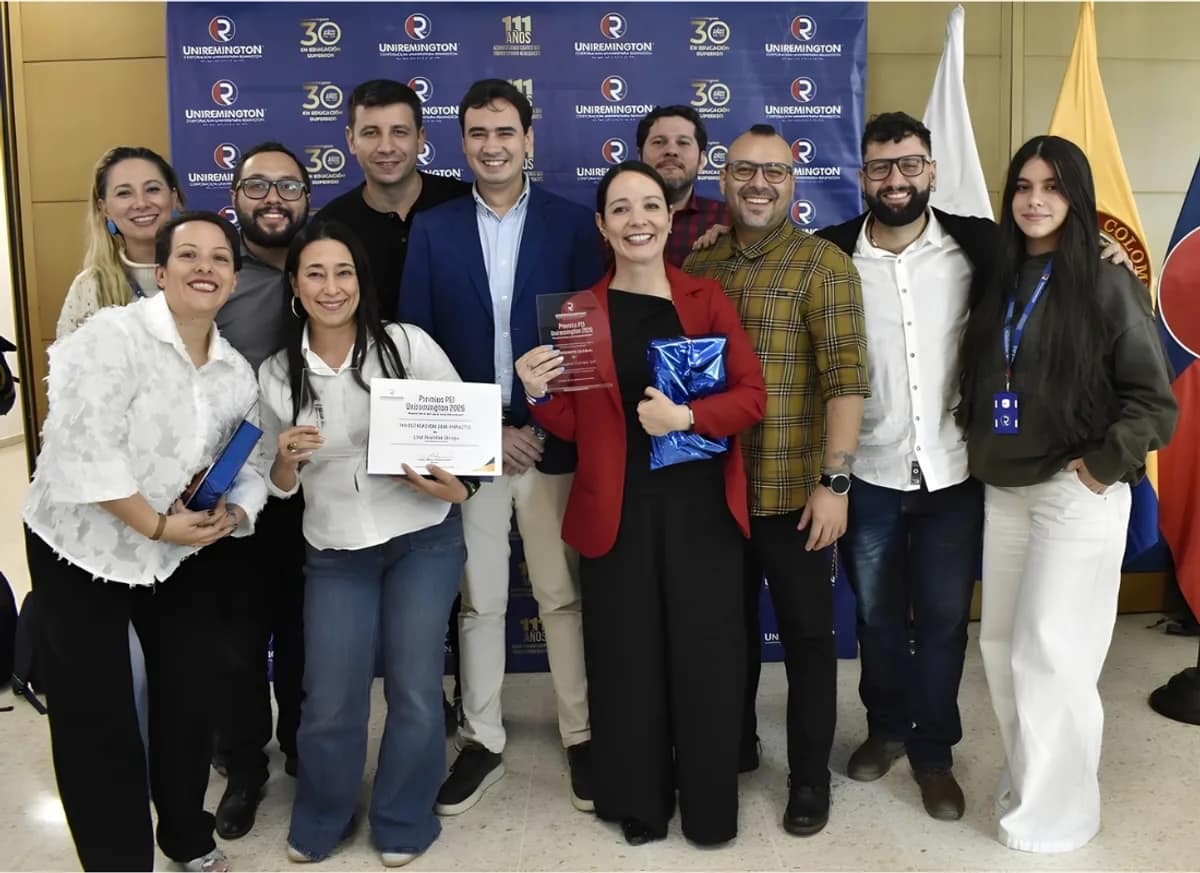 Grupo de profesores ganadores de los Premios PEI Uniremington 2026 posan con sus reconocimientos
