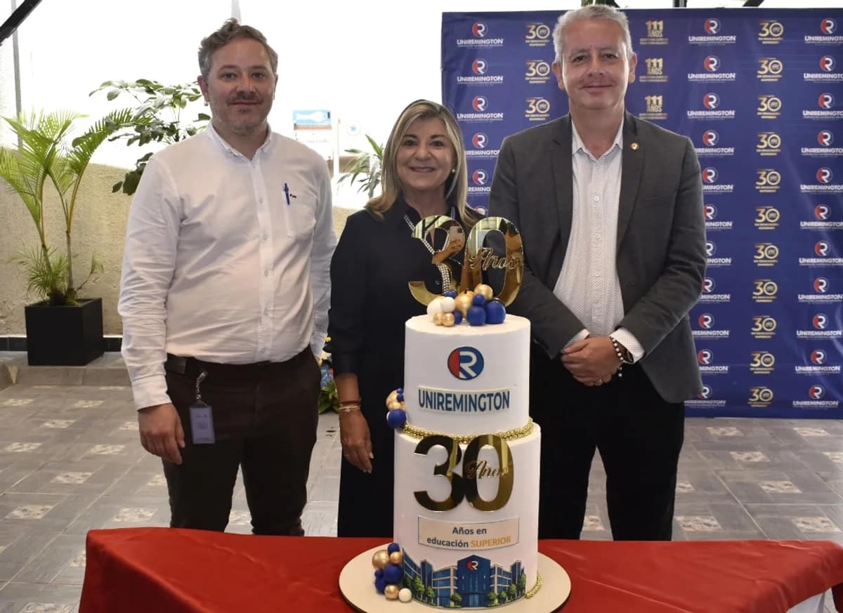 Directivos de Uniremington posan con el pastel conmemorativo de los 30 años de la Institución durante el Uniremington Fest
