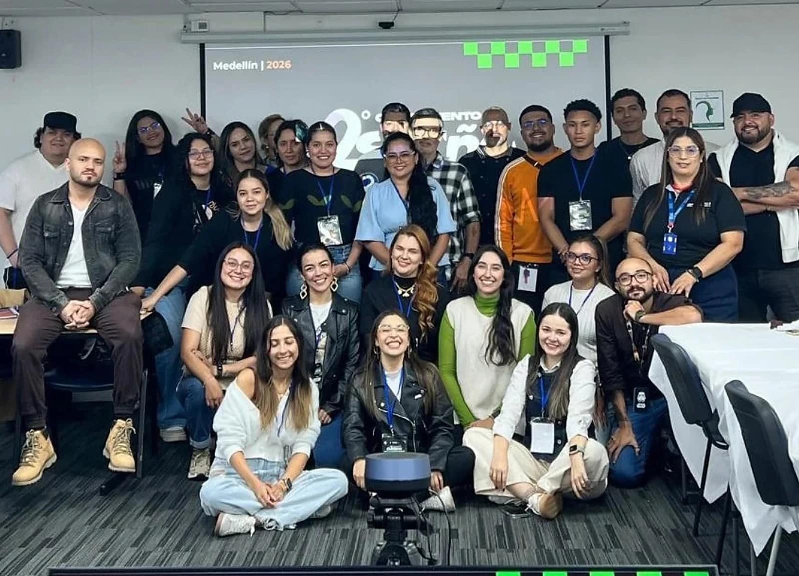 Grupo de estudiantes de Diseño Gráfico en el Segundo Campamento de Diseño de Uniremington, Medellín 2026