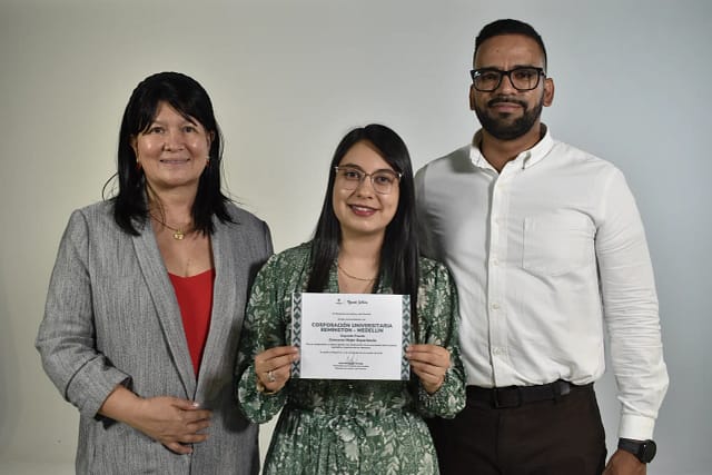 Representantes de Uniremington sede Medellín con el reconocimiento de segundo lugar nacional en el Concurso de Experiencias Significativas de la Red Tejiendo Justicia