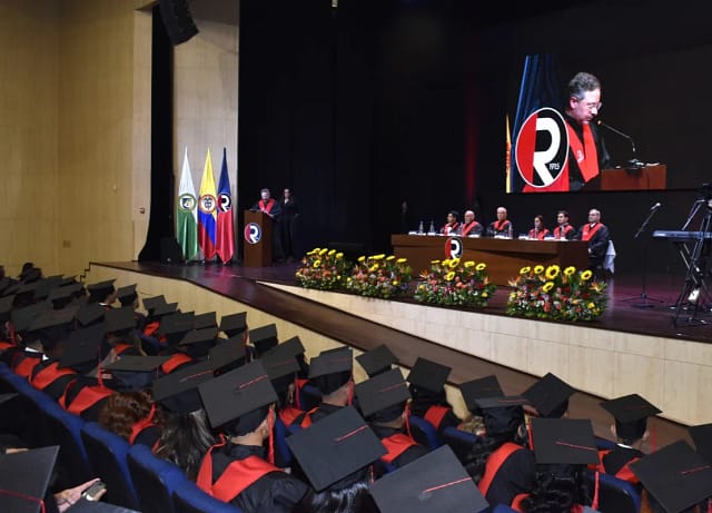 Ceremonia de graduación de Uniremington en Medellín, con más de 700 nuevos profesionales graduados en el país en 2026