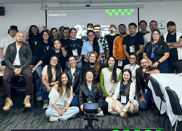 Grupo de estudiantes de Diseño Gráfico en el Segundo Campamento de Diseño de Uniremington, Medellín 2026