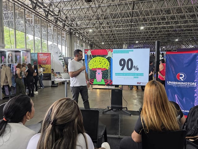Conferencista de Uniremington presentando en la Feria EFFIX 2026 en Plaza Mayor Medellín